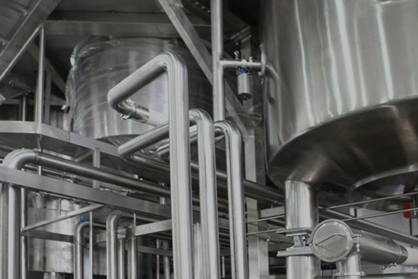 Industrielle Rohrleitungen und Anlagen als Beispiel für Wasseraufbereitung in Industrie und Pharma.
