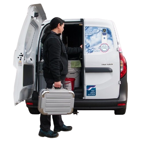 Servicetechniker von Frei AquaService AG mit Werkzeugkoffer vor einem Servicefahrzeug im Bereich Wartung und Service.